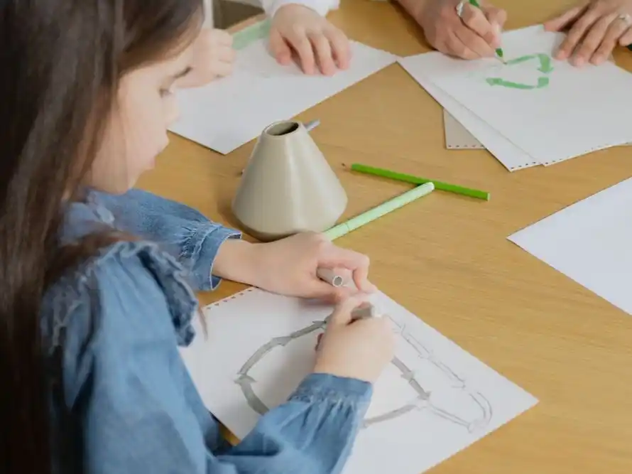 Anak-anak membuat karya seni bertema daur ulang dengan pensil warna, untuk meningkatkan kesadaran lingkungan, foto oleh Artem Podrez